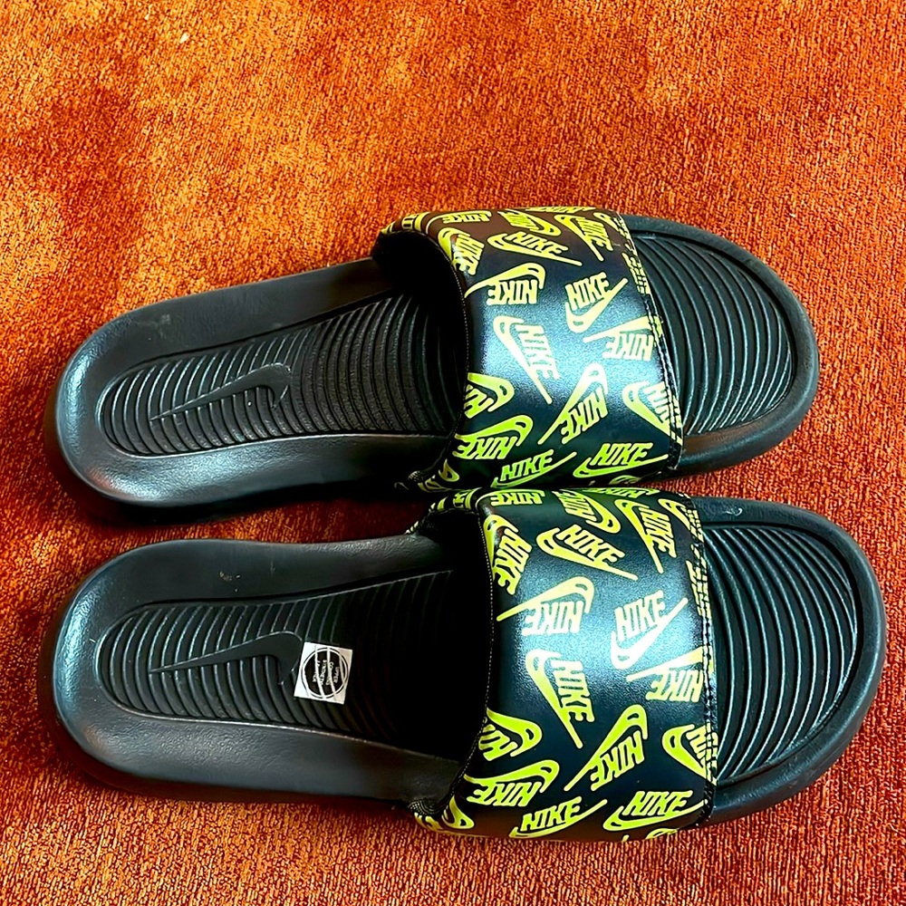 Nike Victori One Slides- Black Volt Black